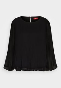 Blouse noire avec manches longues plissées en voile, col rond et fermeture par bouton à œillet au dos, présentée sur fond blanc.
