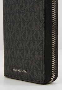 Michael Kors GREYSON TECH ZIP AROUND - Portemonnee - black