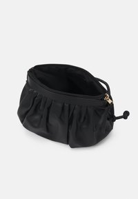 Borsa a pochette nera plissettata realizzata in materiale morbido con chiusura a zip. Presenta un dettaglio con cordino e una superficie liscia e texture.