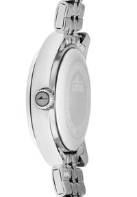Reloj de acero inoxidable plateado con una caja redondeada, fondo grabado y una pulsera de eslabones. Presenta una corona distintiva y un acabado pulido.