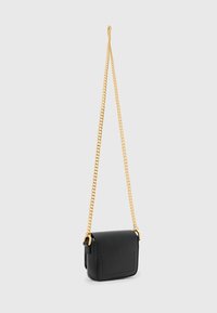 Borsa a tracolla in pelle nera con tracolla in catena dorata, forma rettangolare, texture liscia e cuciture decorative sulla parte anteriore.