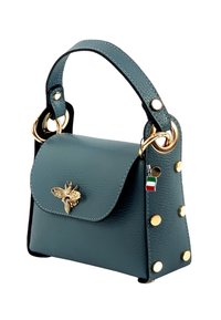 Sac à main en cuir bleu-vert avec quincaillerie dorée. Présente un emblème d'abeille, une fermeture à rabat et des clous décoratifs sur le côté.