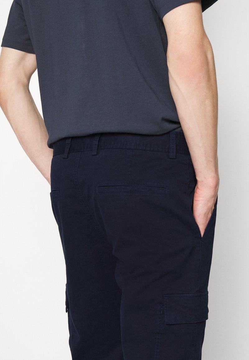Herren Chinos | HUGO GLIAN Cargohose dark blue/dunkelblau - TP82573 Herren Chinos | HUGO GLIAN Cargohose dark blue/dunkelblau - TP82573