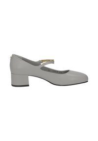 Chaussure à talon moyen grise en cuir avec un bout arrondi, une sangle à la cheville et des accents en doré. Texture lisse avec un design de talon structuré.