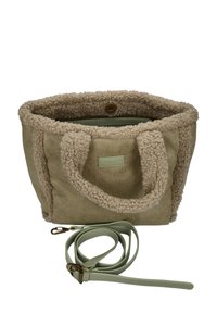 Beiger Tragetasche mit weichem, strukturiertem Kunst-Lammfellbesatz, oberen Griffen und abnehmbarem grünen Riemen. Mit einem Metallknopfverschluss.