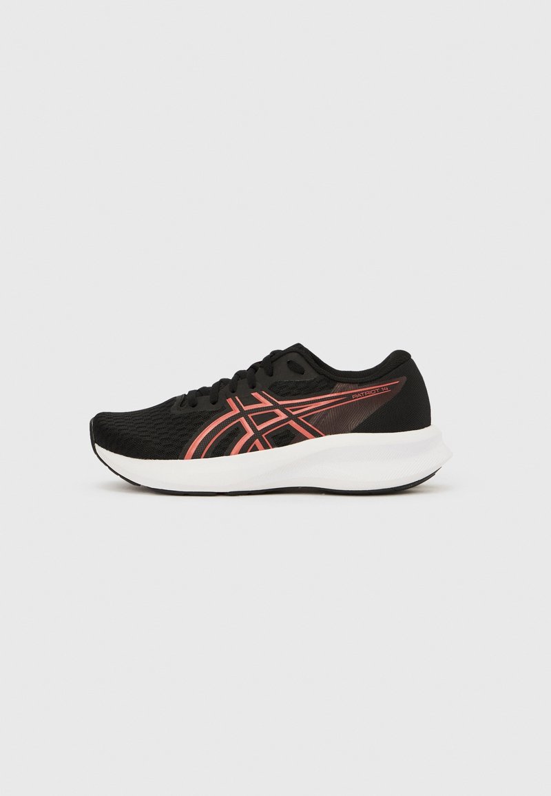 Chaussure de course noire avec logo corail et semelle blanche, vue de côté sur fond gris clair uni.