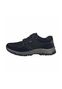 Sneaker in suede nero con accenti grigi, punta rotonda, superficie testurizzata e suola in gomma resistente. Presenta cuciture rinforzate e design con lacci.