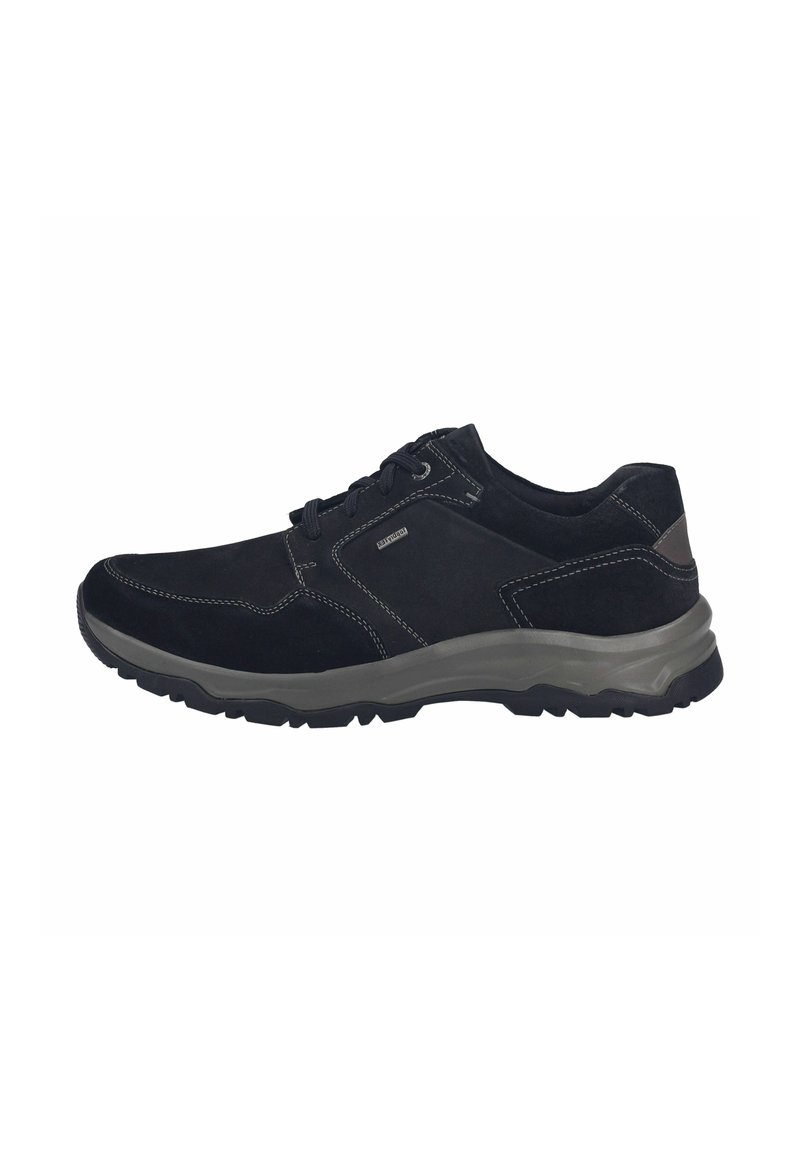 Sneaker in suede nero con accenti grigi, punta rotonda, superficie testurizzata e suola in gomma resistente. Presenta cuciture rinforzate e design con lacci.
