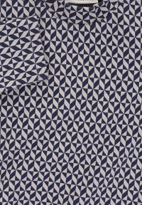 Marineblauwe en grijze stof met een geometrisch driehoekpatroon, met een zachte textuur en een ronde halslijn. Het ontwerp richt zich op herhalende vormen.