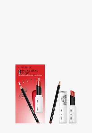 Rouge à lèvres rouge Bobbi Brown et crayon contour à lèvres marron présentés avec un emballage produit assorti affichant le texte "Plump & Define Lip Duo".