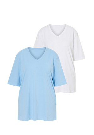 Deux t-shirts unis à manches courtes et col en V, un bleu clair devant et un blanc derrière, présentés sur fond blanc.