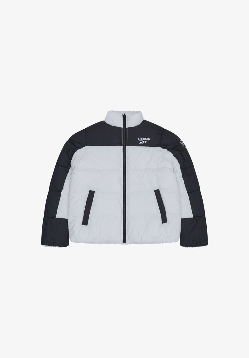 Reebok donzen jas in zwart en lichtgrijs, met een hoge kraag, rits aan de voorkant en twee zijzakken. Gewatteerd, met een contrasterend ontwerp.