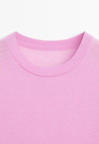 Lyserød bomuldscrewneck-sweater med ribbet halslinning og glat tekstur, med en jævn farve hele vejen igennem.