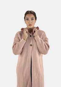 Hellrosa Strickjacke mit Kapuze, mit einem strukturierten Muster, langen Ärmeln und einem Knopfverschluss vorne.