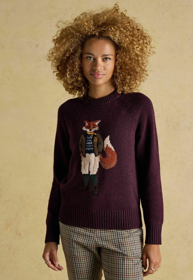 Strickpullover in Bordeaux mit einer gestickten Füchsin im formellen Outfit. Rippbündchen und Saum, runder Halsausschnitt und strukturierter Stoff.