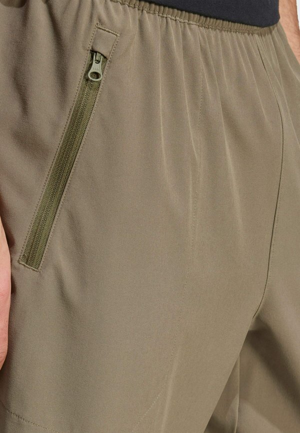 MT ESS - Tracksuit bottoms - olive strata3