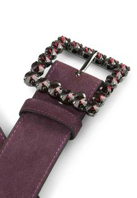 Cinturón de ante morado con una hebilla rectangular que presenta una cadena de cristales negros y rojos. Incluye detalles de costura en contraste.