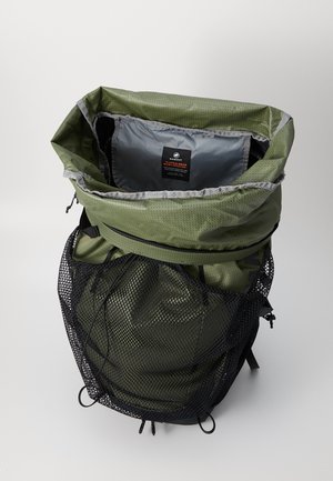 Grøn rygsæk med en tekstureret overflade, netfrontlomme, grå foring og sorte detaljer; har en justerbar toplukning.