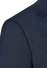 Granatowa marynarka klasyczna, z bliska, z teksturowanej tkaniny, wyraźnie zarysowanymi ramionami i precyzyjnymi detalami przeszycia.