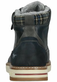 Botte pour hommes à hauteur de cheville en cuir bleu marine avec un accent en daim gris, doublure à carreaux et semelle en caoutchouc avec une bande rouge.