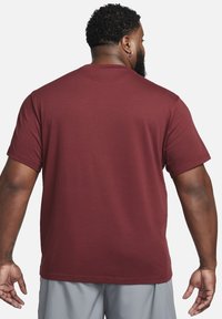 Nike Performance PRIMARY - Camiseta deportiva - dark team red dark team red