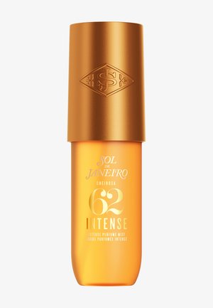 Hoge amber-oranje parfumfles met gouden dop, gelabeld Sol de Janeiro Cheirosa 62 Intense parfumnevel.