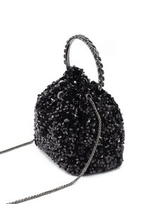 Bolso de mano negro con lentejuelas, de diseño redondeado y fruncido, que cuenta con un asa superior y una correa de cadena desmontable. Superficie texturizada con brillo.
