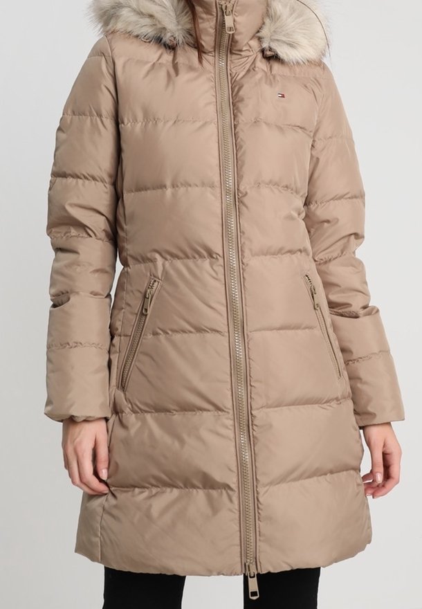 Béžová péřová bunda s kapucí lemovanou kožešinou, se zipem vpředu, dvěma bočními kapsami a prošívanou strukturou pro izolaci.