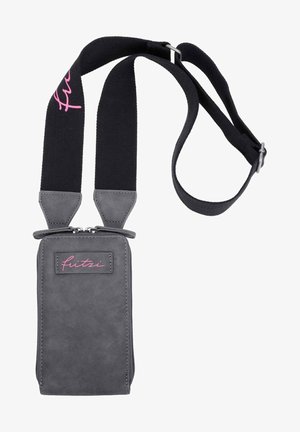 Pochette pour téléphone en cuir synthétique gris avec des sangles en tissu noir, dotée d'une fermeture éclair et d'un logo "futzi" brodé en rose.