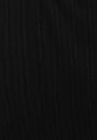 Tissu noir avec une fine texture côtelée verticale couvrant uniformément toute la surface.