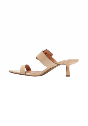 Beige open-toe mule sandaal met twee bandjes en een lage, slanke hak, zijaanzicht op een witte achtergrond.
