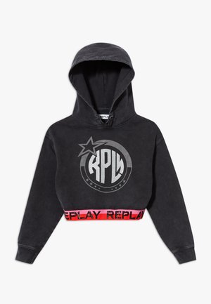 Kort sweatshirt i sort med et sølvfarvet grafisk logo og et rødt elastisk bånd med teksten "REPLAY". Materialet ser blødt ud med en vaskelignende tekstur.