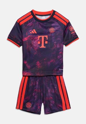 Tenue de football jeune violet foncé et rouge à manches courtes, logo du FC Bayern Munich, bandes Adidas et logos des sponsors sur le maillot et le short.