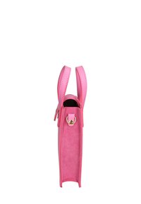 Roze leren handtas met twee ronde handvatten, gouden hardware en een zachte textuur; heeft een verticale design met een open bovenkant.