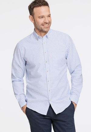 Camicia button-up a righe azzurre e bianche con maniche lunghe, colletto e tasca sul lato sinistro. Presenta delicati dettagli con bottoni.