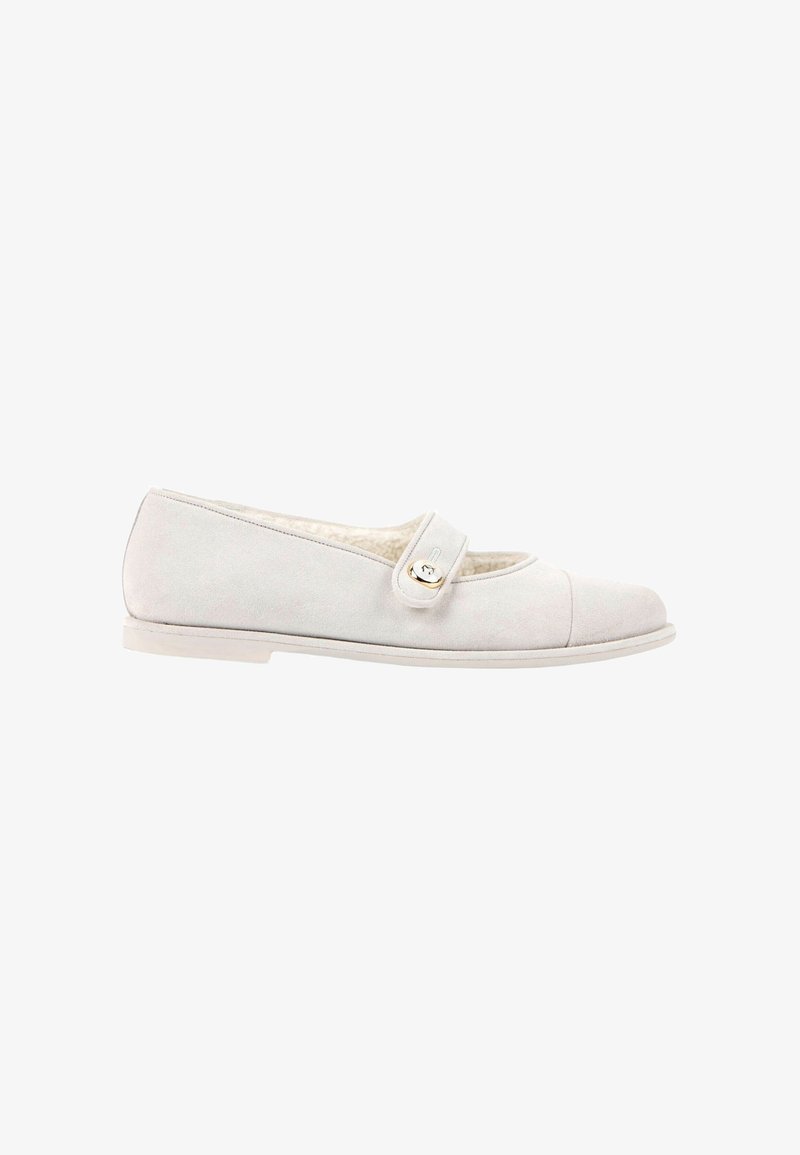 Chaussure plate beige clair avec bout rond, doublure douce et une sangle ajustable unique avec boucle ronde dorée.