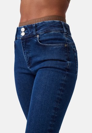 Diepblauwe high-waisted jeans met een gladde textuur, twee knopen aan de voorkant en zilverkleurige hardware. Heeft een aangesloten ontwerp en praktische zakken.