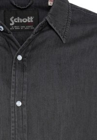 Donkergrijze button-up shirt met parelknopen, puntige kraag en zwart label met de tekst "Schott NYC" en adres in witte tekst.