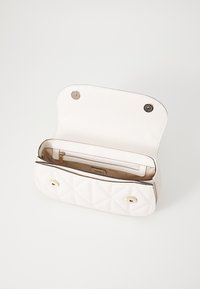 Weißer, gesteppter Handtasche mit glatter Oberfläche, Hardware in Goldfarbe, Innentasche mit Reißverschluss und zwei Druckknopfverschlüssen auf der Vorderseite.