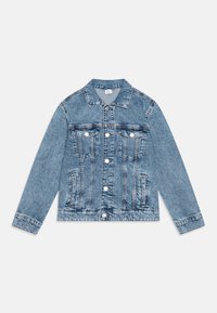 Veste en denim bleu clair avec un col classique, fermeture à boutons sur le devant, deux poches poitrine et poches latérales. Texture usée et détails de couture.