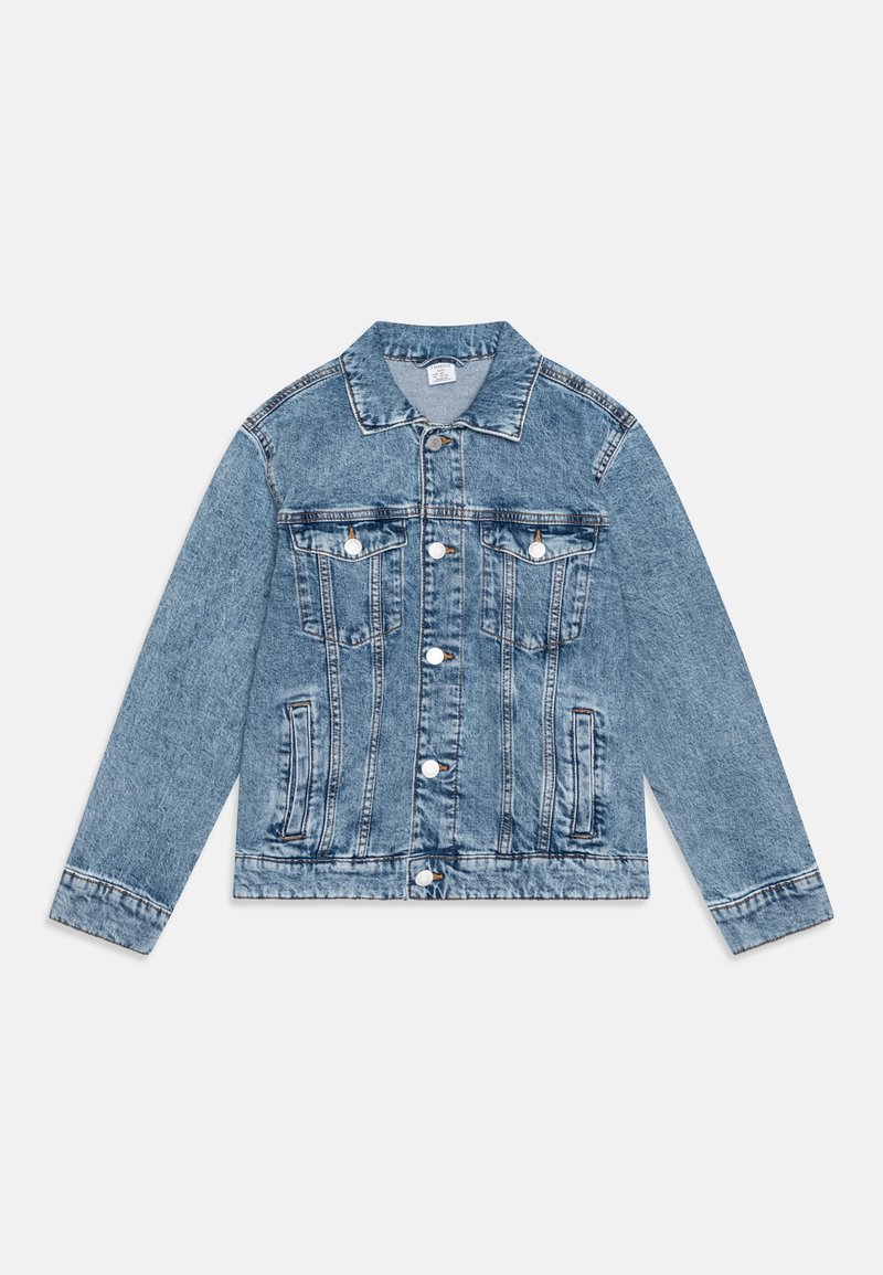 Veste en denim bleu clair avec un col classique, fermeture à boutons sur le devant, deux poches poitrine et poches latérales. Texture usée et détails de couture.