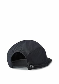 Svart keps med mjukt, texturerat tyg. Har en rund form, en kort skärm och ett justerbart band med en knapp på baksidan.
