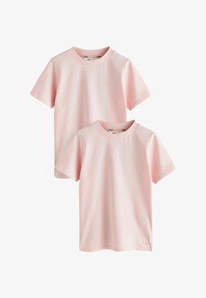 To ensfarvede lyserøde korte ærme bomulds-T-shirts med rund hals, vist overlappende på en hvid baggrund.
