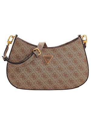 Sac à épaule marron Guess avec garnitures dorées, sangle ajustable et motif de logo répété sur l’extérieur en tissu.