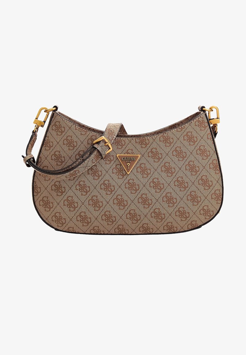 Sac à épaule marron Guess avec garnitures dorées, sangle ajustable et motif de logo répété sur l’extérieur en tissu.