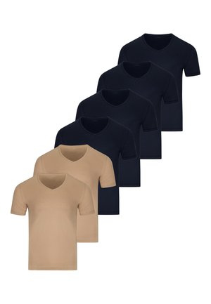 Due T-shirt beige e quattro nere a maniche corte con scollo a V disposte in una fila diagonale sovrapposta su uno sfondo bianco.