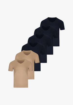 Twee beige en vier zwarte T-shirts met korte mouwen en V-hals, gerangschikt in een overlappende diagonale rij op een witte achtergrond.