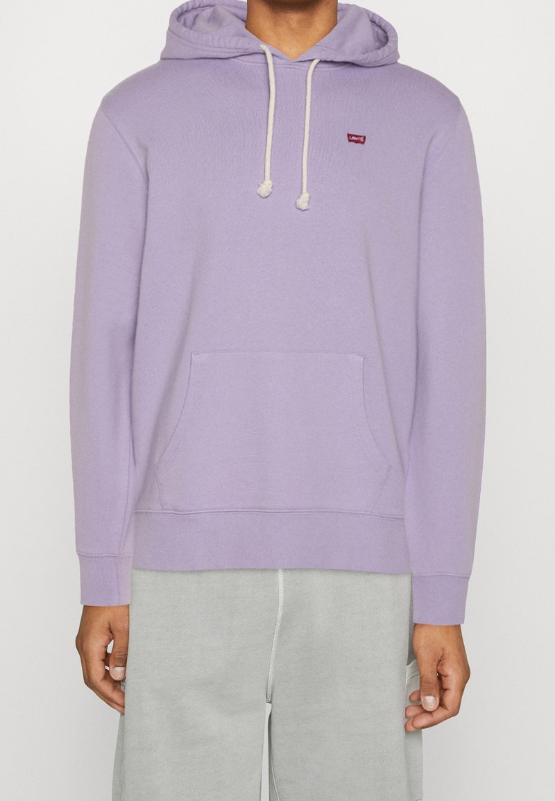 Felpa viola con tasca frontale, cappuccio con cordino e un piccolo logo rosso di Levi's sul petto. Realizzata in un materiale morbido e strutturato.