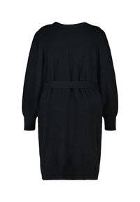 Zwarte gebreide jurk met een riem, voorzien van lange mouwen en geribbelde manchetten. Gladde textuur, knielang, ronde halslijn aan de achterkant.