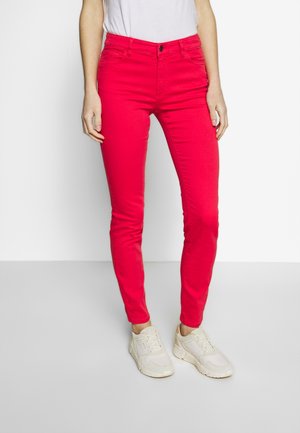 Roze skinny jeans met een klassiek vijf-pocket ontwerp, voorzien van een ritssluiting, ceintuurlussen en een gladde, rekbare textuur.